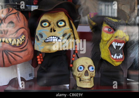 Maschera di halloween Maschere sul display in un negozio di Brighton finestra Foto Stock