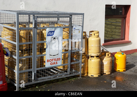 Usato e nuovo imbottigliato bombole di gas contenuta in una gabbia di sicurezza in Repubblica di Irlanda Foto Stock