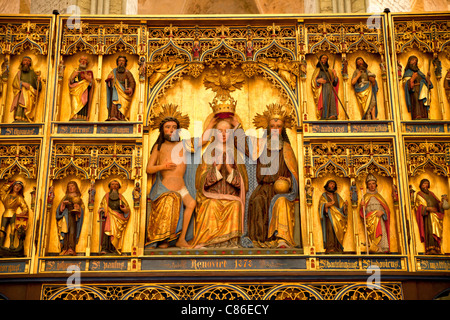 Famoso altare della incoronazione di Maria Vergine all'interno della Marienkirche o la chiesa di Santa Maria, Stralsund, Germania Foto Stock