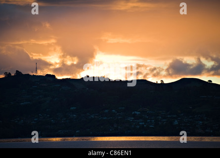 Bel Tramonto sul lago Taupo Isola del nord della Nuova Zelanda NZ Foto Stock