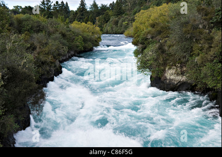 Il flusso rapido Fiume Waikato a Cascate Huka vicino a Taupo Isola del nord della Nuova Zelanda Foto Stock