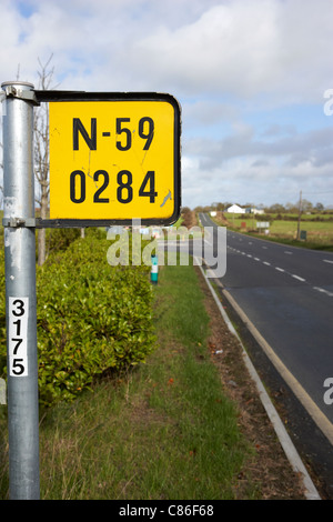 Mile marker yardage cartello stradale segnaletica sulla n-59 County Sligo, Repubblica di Irlanda Foto Stock