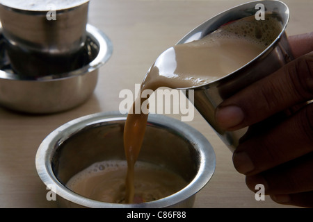 Caffè filtro essendo versata in un dabarah Foto Stock