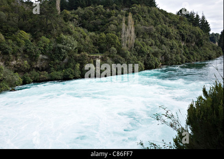 Il flusso rapido Fiume Waikato a Cascate Huka vicino a Taupo Isola del nord della Nuova Zelanda Foto Stock