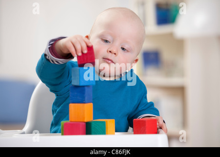 Baby boy giocando con blocchi giocattolo Foto Stock