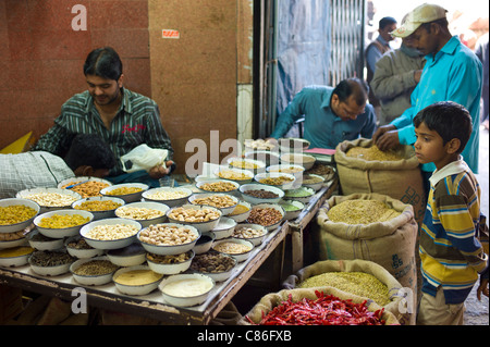 Peperoncini rossi, curcuma e altre spezie in vendita presso Khari Baoli spezie e cibi essiccati mercato, Vecchia Delhi, India Foto Stock
