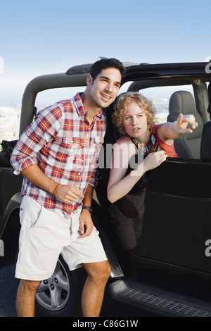 Donna in jeep dando l uomo le direzioni Foto Stock