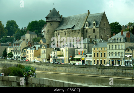 Castello di Laval città : le château vieux, in Mayenne (Pays de la Loire, Francia). Il fiume : "la Mayenne'. Foto Stock