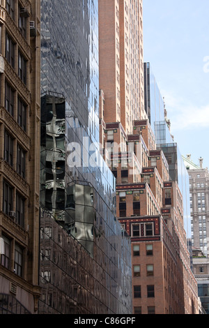 Midtown edifici per uffici con battute di arresto, NYC Foto Stock