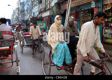 Le donne musulmane in rickshaw nella Vecchia Delhi, India Foto Stock