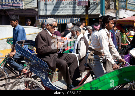 La strada affollata di scena a Chawri Bazar nella Vecchia Delhi, India Foto Stock