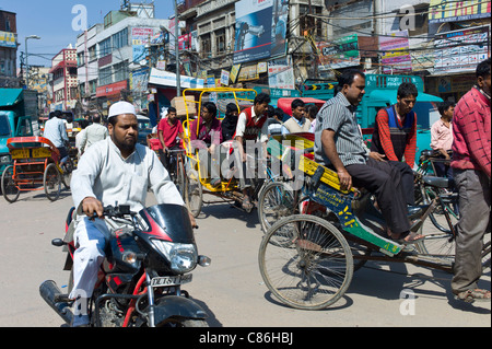 La strada affollata di scena a Chawri Bazar nella Vecchia Delhi, India Foto Stock