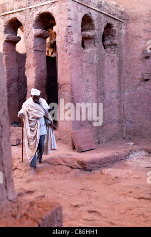 Un cristiano ortodosso di pellegrino in un cortile tra le chiese rupestri di Bet Maryam e scommettere Meskel in Lalibela, Etiopia. Foto Stock