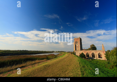 Le rovine della chiesa di San Pietro a Wiggenhall San Pietro in le paludi di Norfolk. Foto Stock