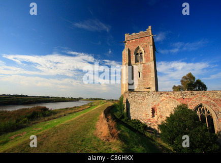 Le rovine della chiesa di San Pietro a Wiggenhall San Pietro in le paludi di Norfolk. Foto Stock