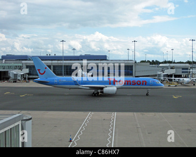 Thomson Airways Boeing 757-200 con blended winglet, numero di immatricolazione G-OOBD, l'Aeroporto Internazionale di Birmingham, Inghilterra, Regno Unito. Foto Stock