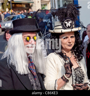 Un uomo e il suo partner di donna in gotico vittoriano abito a Whitby Goth Week End primavera 2011 Foto Stock