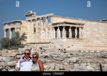 I turisti ed i visitatori hanno la loro foto nella parte anteriore del Erecthion presso gli antichi templi greci di Acropoli di Atene. Foto Stock