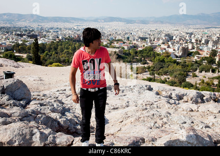 Il turista a godere la vista Dal areopago o Areios Pagos è il 'Rock di Ares', a nord-ovest di l'Acropoli di Atene. Foto Stock