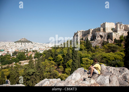Il turista a godere la vista Dal areopago o Areios Pagos è il 'Rock di Ares', a nord-ovest di l'Acropoli di Atene. Foto Stock