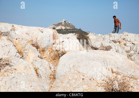 Il turista a godere la vista Dal areopago o Areios Pagos è il 'Rock di Ares', a nord-ovest di l'Acropoli di Atene. Foto Stock