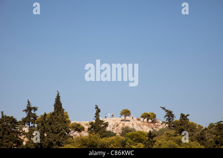 Il turista a godere la vista Dal areopago o Areios Pagos è il 'Rock di Ares', a nord-ovest di l'Acropoli di Atene. Foto Stock