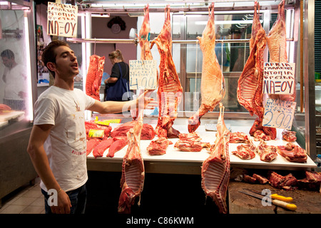 Mercato Centrale di Atene. Il mercato della carne è sotto il coperchio e pieno di atmosfera. Macellerie velo il loro commercio e la carne è un buon prezzo. Foto Stock