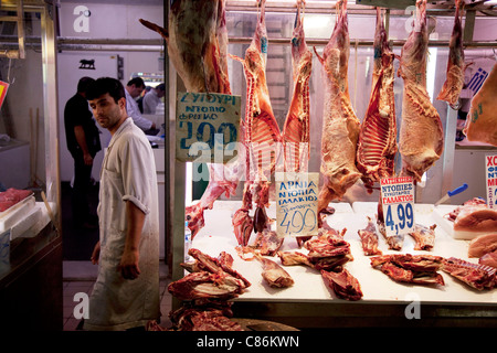 Mercato Centrale di Atene. Il mercato della carne è sotto il coperchio e pieno di atmosfera. Macellerie velo il loro commercio e la carne è un buon prezzo. Foto Stock