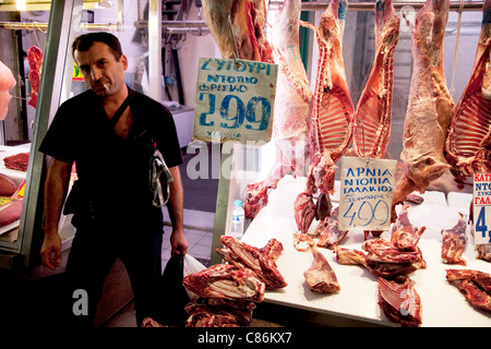 Mercato Centrale di Atene. Il mercato della carne è sotto il coperchio e pieno di atmosfera. Macellerie velo il loro commercio e la carne è un buon prezzo. Foto Stock