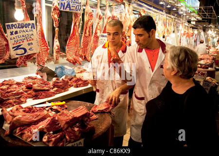 Mercato Centrale di Atene. Il mercato della carne è sotto il coperchio e pieno di atmosfera. Macellerie velo il loro commercio e la carne è un buon prezzo. Foto Stock