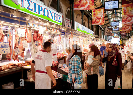 Mercato Centrale di Atene. Il mercato della carne è sotto il coperchio e pieno di atmosfera. Macellerie velo il loro commercio e la carne è un buon prezzo. Foto Stock