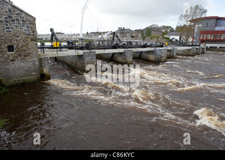 Cancelli di salmone al ridgepool weir sul fiume Moy che scorre attraverso il centro di Ballina contea di Mayo Repubblica di Irlanda Foto Stock