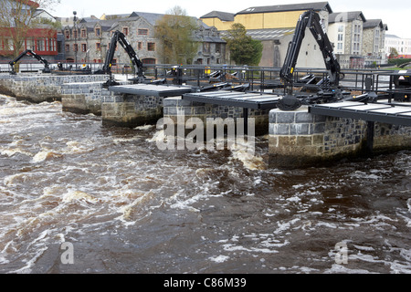 Cancelli di salmone al ridgepool weir sul fiume Moy che scorre attraverso il centro di Ballina contea di Mayo Repubblica di Irlanda Foto Stock