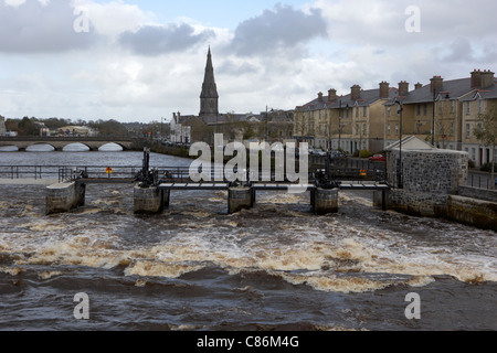 Cancelli di salmone al ridgepool weir sul fiume Moy che scorre attraverso il centro di Ballina contea di Mayo Repubblica di Irlanda Foto Stock