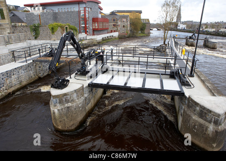 Cancelli di salmone al ridgepool weir sul fiume Moy che scorre attraverso il centro di Ballina contea di Mayo Repubblica di Irlanda Foto Stock