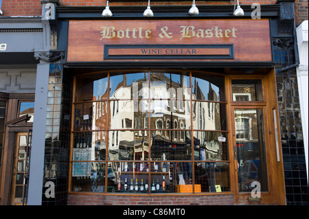 Piccolo off indipendente nella licenza di Highgate High Street, London, England, Regno Unito Foto Stock