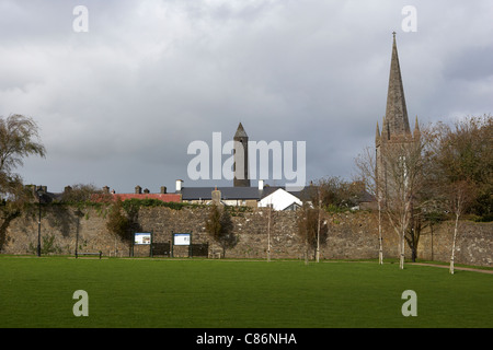 Ex castello e palazzo dei vescovi e sito fabbricato con la cattedrale e la torre rotonda killala County Mayo Repubblica di Irlanda Foto Stock