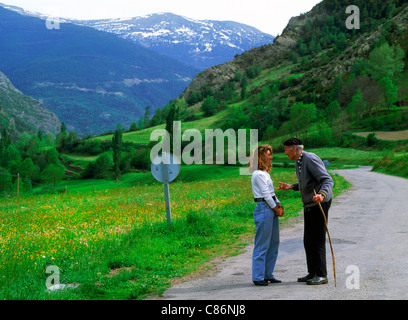 L'agricoltore e giovane lady parlando sulla strada di campagna nei Pirenei spagnoli nei pressi di Andorra Foto Stock