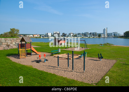 Parco giochi per bambini in spiaggia Kattrumpan città di Kalmar Småland Svezia meridionale in Europa Foto Stock
