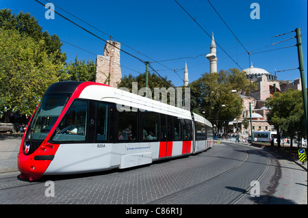 Moderno tram che passa attraverso la zona di Sultanahmet, Istanbul, Turchia Foto Stock