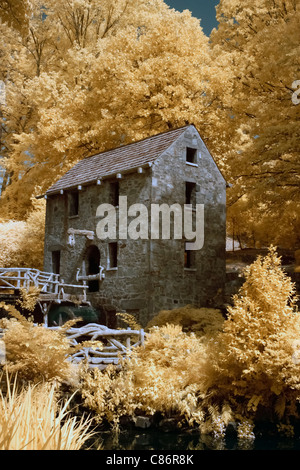 Fiume con il vecchio mulino in background, Pugh Mill, Little Rock, Arkansas, STATI UNITI D'AMERICA Foto Stock