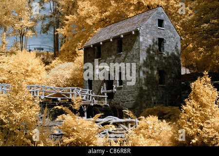 Fiume con il vecchio mulino in background, Pugh Mill, Little Rock, Arkansas, STATI UNITI D'AMERICA Foto Stock