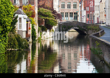 Inizio autunno lungo il Gouden Handrei Canal e il ponte in Bruges (Brugge), Belgio Foto Stock