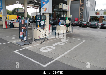 Un gas di petrolio liquefatto (GPL) punto di rifornimento di carburante a una stazione di servizio in Belgio. Agosto 2011 Foto Stock