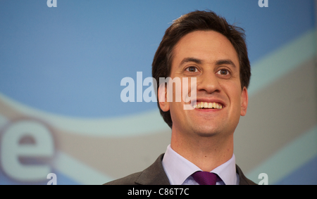 LONDON, Regno Unito 13 ottobre : Mostra Pic leader del partito laburista Ed Miliband e cancelliere ombra ed Balls parlare in occasione di una conferenza stampa presso la sede centrale del lavoro su Ottobre 13th, 2011 a Londra, Inghilterra Foto Stock