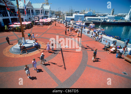 Boat Harbour e turisti al bacino di Victoria a Città del Capo in Sud Africa Foto Stock