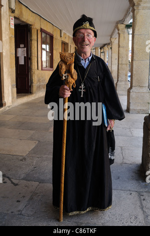 Uomo vestito da Mago Merlino ( Alvaro Cunqueiro libro) in ' Plaza de España ' MONDOÑEDO . Galiza . Spagna Foto Stock