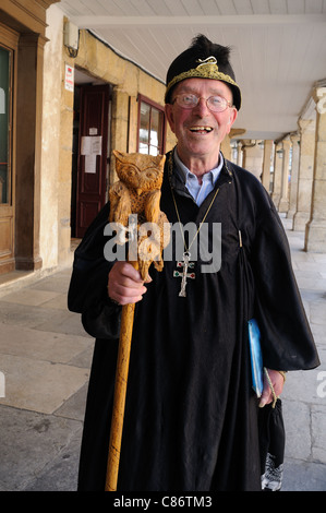 Uomo vestito da Mago Merlino ( Alvaro Cunqueiro libro) in ' Plaza de España ' MONDOÑEDO . Galiza . Spagna Foto Stock