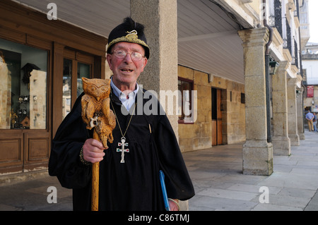 Uomo vestito da Mago Merlino ( Alvaro Cunqueiro libro) in ' Plaza de España ' MONDOÑEDO . Galiza . Spagna Foto Stock