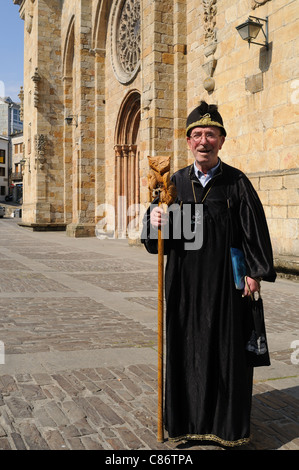 Uomo vestito da Mago Merlino ( Alvaro Cunqueiro libro) in ' Plaza de España ' MONDOÑEDO . Galiza . Spagna Foto Stock